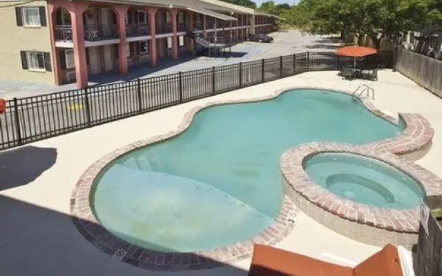 photo 3 of Econo Lodge Inn & Suites