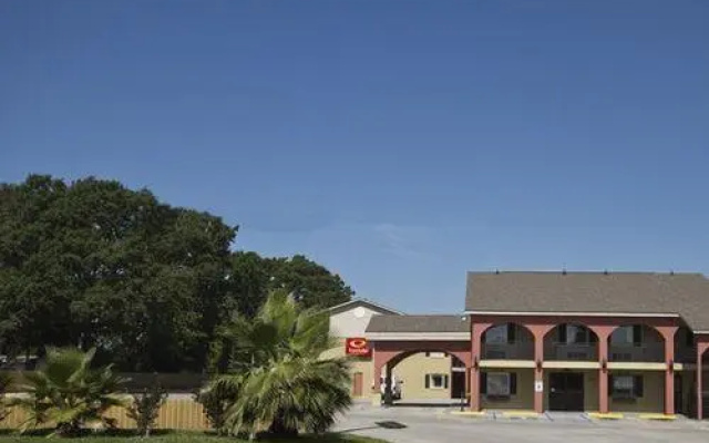 photo 4 of Econo Lodge Inn & Suites