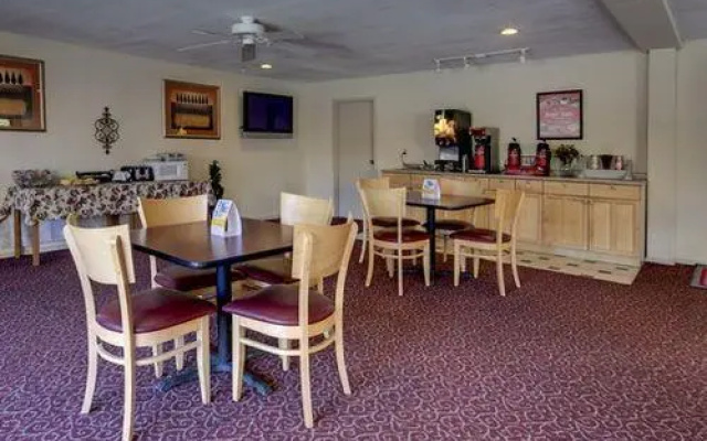 photo 5 of Econo Lodge Inn & Suites