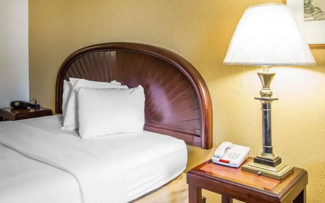 photo 2 of Econo Lodge Inn & Suites