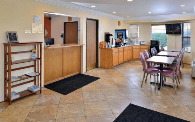 photo 2 of Econo Lodge Inn & Suites Corning Travel Center