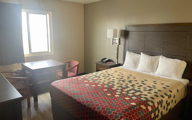 photo 3 of Econo Lodge Inn & Suites Corning Travel Center