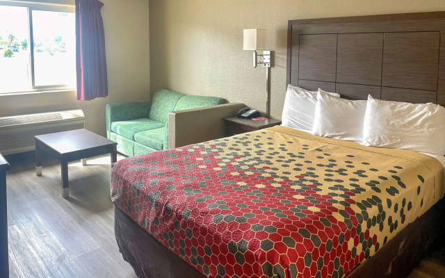 photo 5 of Econo Lodge Inn & Suites Corning Travel Center