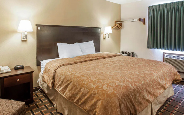 photo 3 of Econo Lodge Inn & Suites Davenport Area