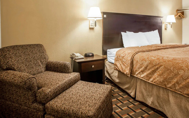 photo 4 of Econo Lodge Inn & Suites Davenport Area