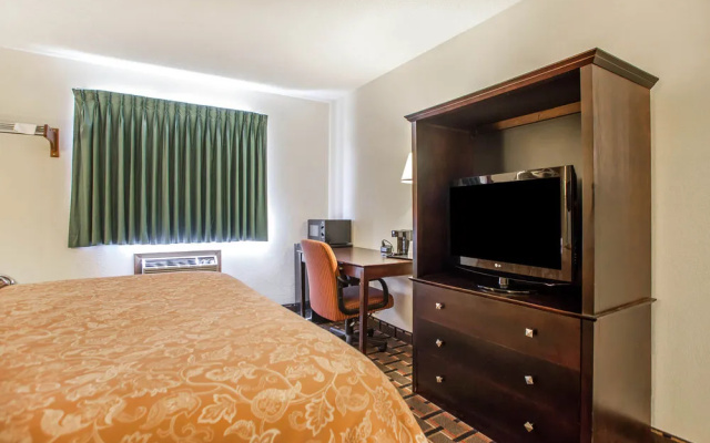 photo 5 of Econo Lodge Inn & Suites Davenport Area