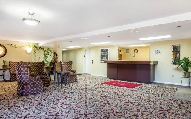 photo 2 of Econo Lodge Inn & Suites Groton