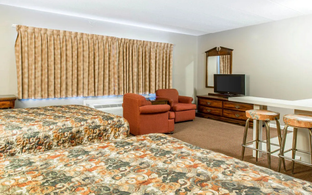 photo 4 of Econo Lodge Inn & Suites Groton