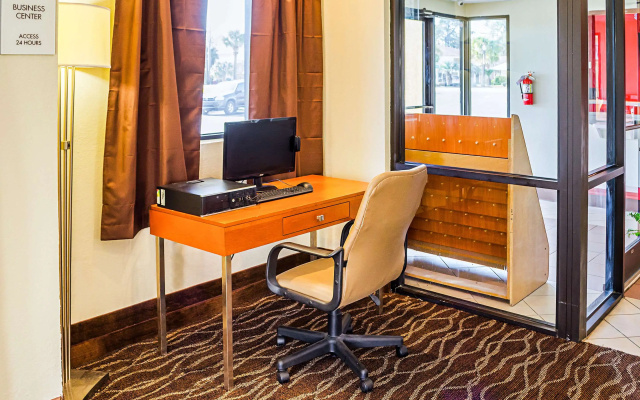 photo 5 of Econo Lodge Inn & Suites Hardeeville I-95