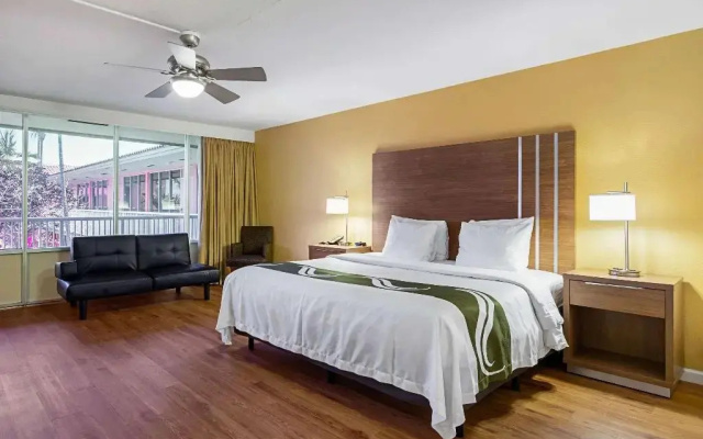 photo 2 of Econo Lodge Inn & Suites Hollywood Blvd