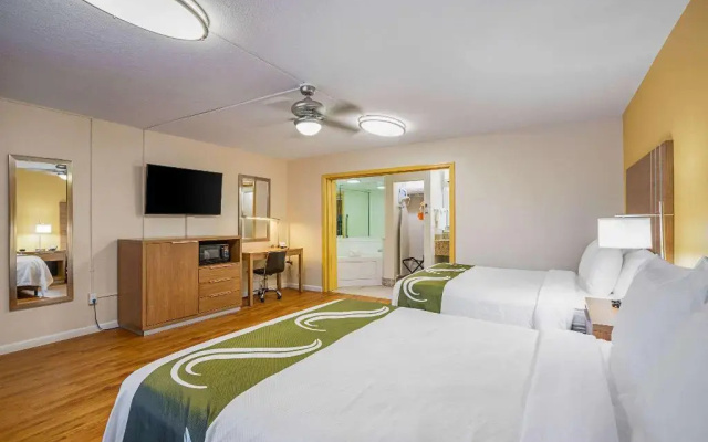 photo 4 of Econo Lodge Inn & Suites Hollywood Blvd