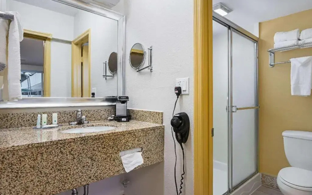 photo 5 of Econo Lodge Inn & Suites Hollywood Blvd