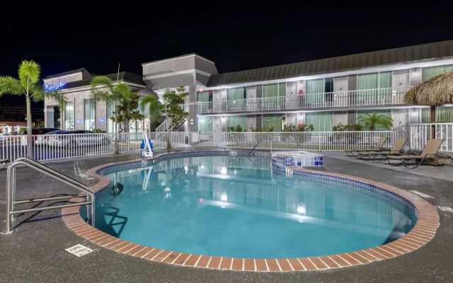 photo 5 of Econo Lodge Inn & Suites