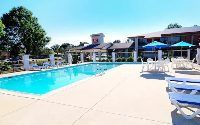 photo 5 of Days Inn & Suites by Wyndham Williamsburg Colonial
