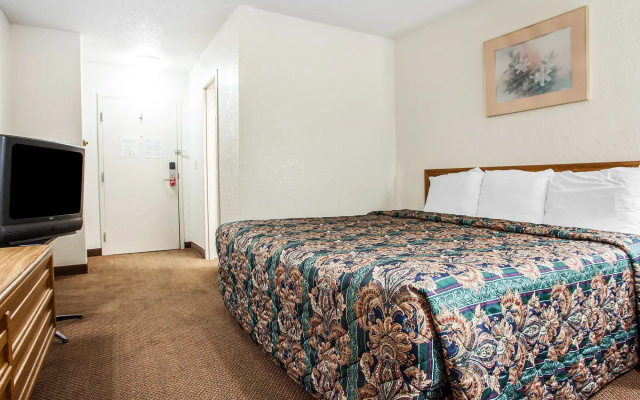 photo 2 of Econo Lodge Kansas City Airport