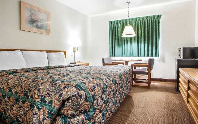 photo 3 of Econo Lodge Kansas City Airport