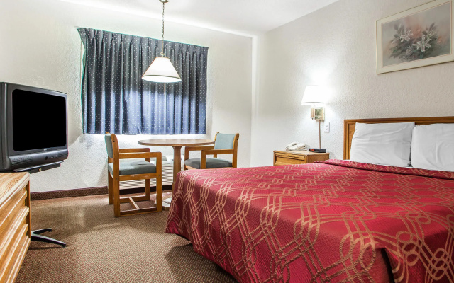 photo 4 of Econo Lodge Kansas City Airport