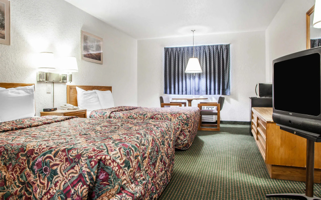 photo 5 of Econo Lodge Kansas City Airport