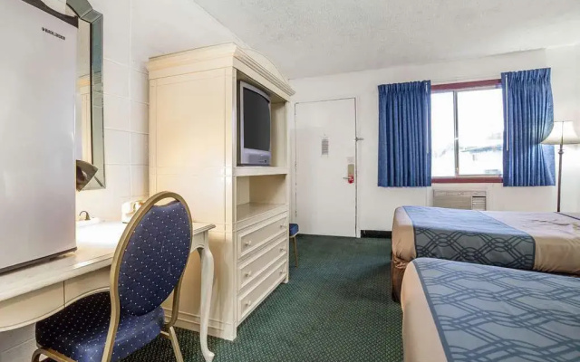 photo 3 of Econo Lodge Lewiston