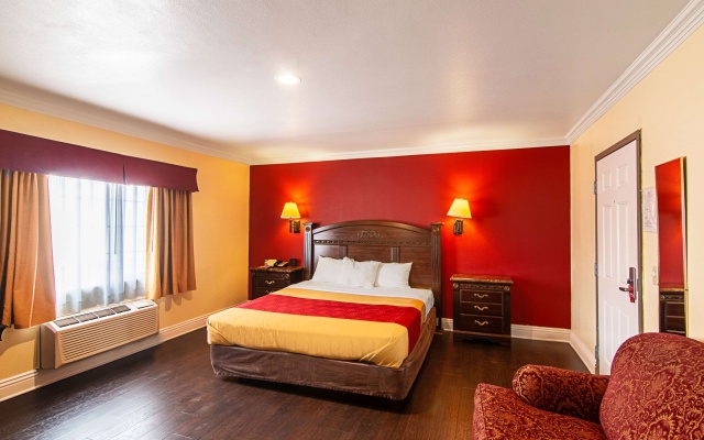 photo 2 of Econo Lodge Long Beach I-405