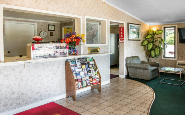 photo 2 of Rodeway Inn Madison Heights - Detroit