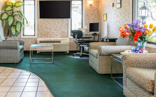 photo 3 of Rodeway Inn Madison Heights - Detroit