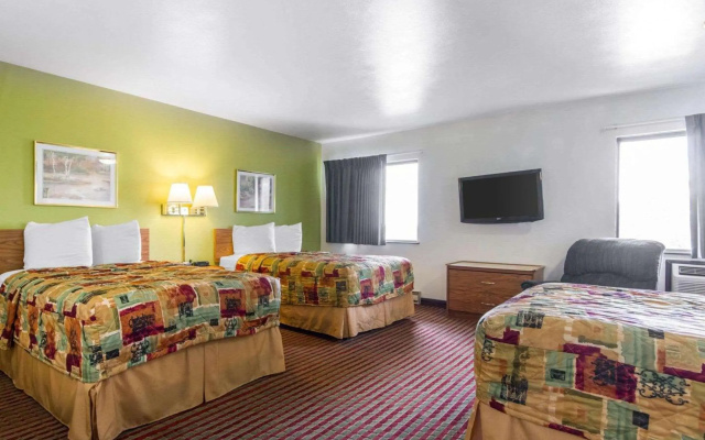 photo 3 of Econo Lodge Madison East
