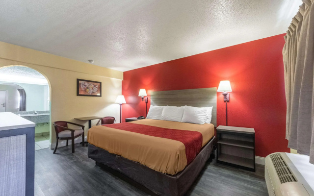 photo 3 of Econo Lodge San Marcos University Area