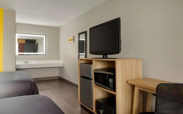 photo 4 of Super 8 by Wyndham Meadowlands