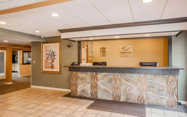 photo 2 of Econo Lodge Milwaukee Airport