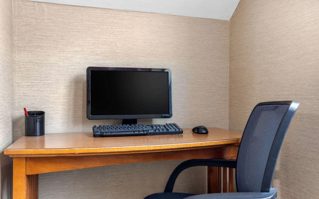 photo 4 of Econo Lodge Milwaukee Airport