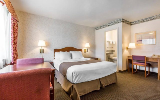 photo 3 of Monterey Fairgrounds Inn