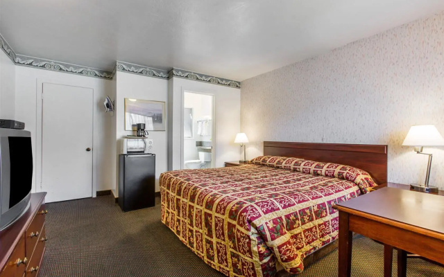 photo 4 of Monterey Fairgrounds Inn
