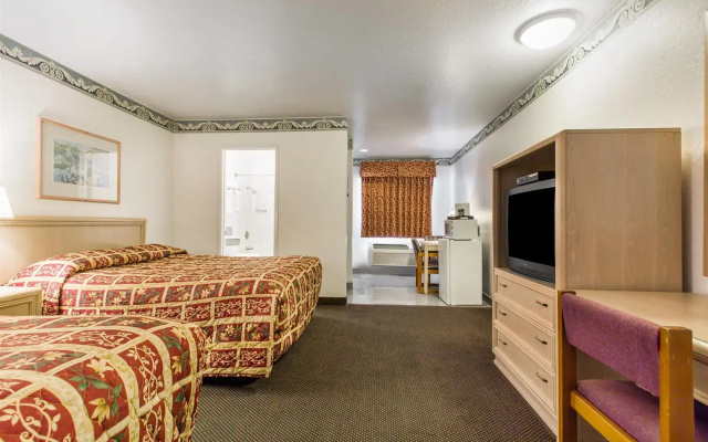 photo 5 of Monterey Fairgrounds Inn