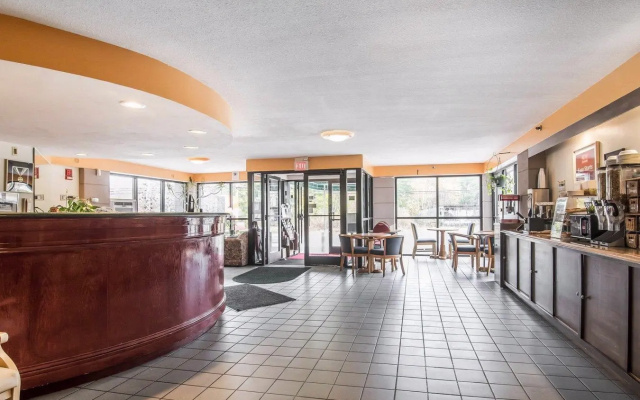 photo 2 of Econo Lodge