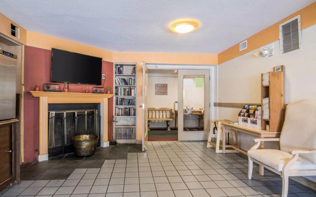 photo 4 of Econo Lodge