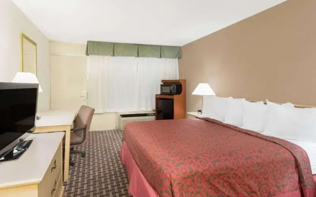 photo 4 of Econo Lodge