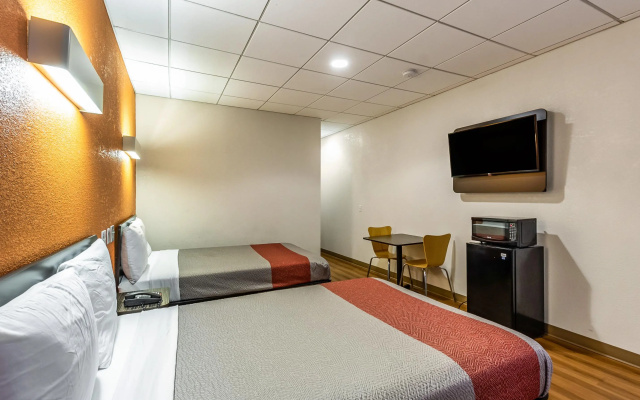 photo 4 of Motel 6 Elizabeth, NJ - Newark Liberty Intl Airport