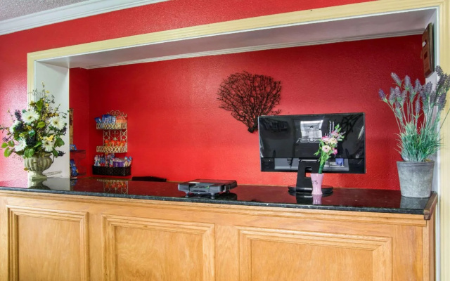 photo 2 of Econo Lodge Newport