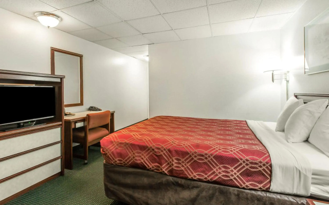 photo 3 of Econo Lodge Newport