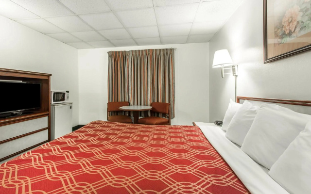 photo 4 of Econo Lodge Newport