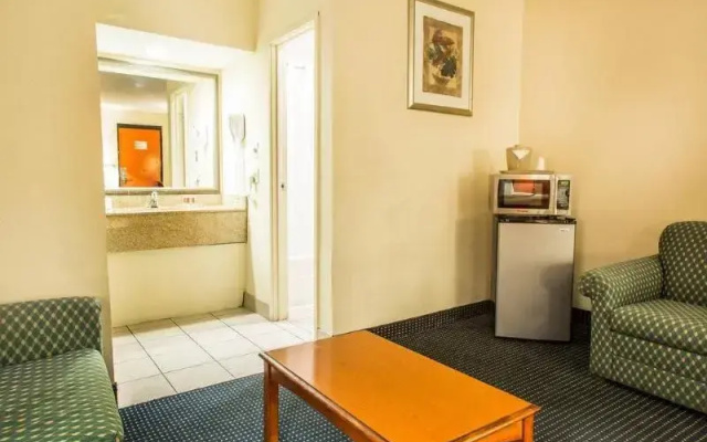 photo 5 of Econo Lodge Norwalk