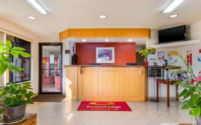 photo 2 of Econo Lodge Norwalk