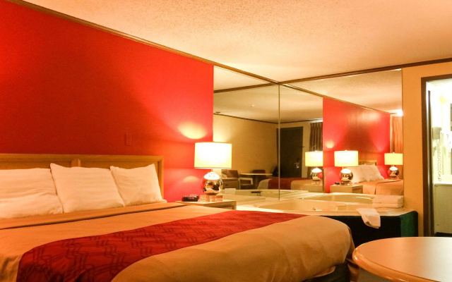 photo 3 of Econo Lodge Norwalk