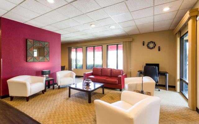 photo 3 of Econo Lodge Homewood - Birmingham
