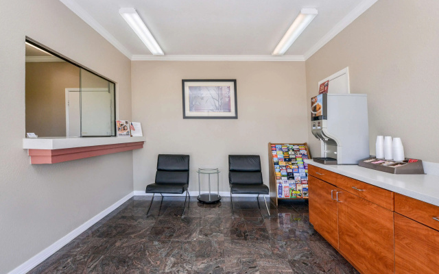 photo 2 of Americas Best Value Inn Pasadena Houston