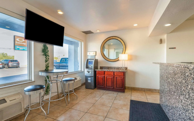 photo 3 of Econo Lodge Phoenix North I-17