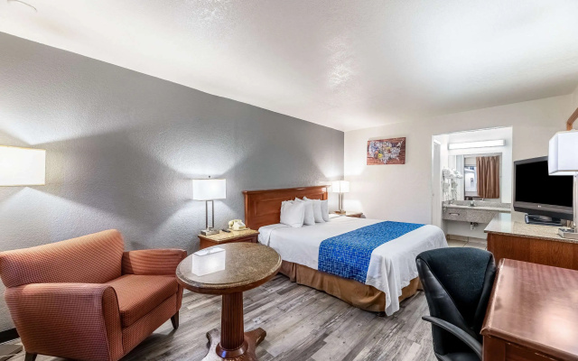 photo 4 of Econo Lodge Phoenix North I-17