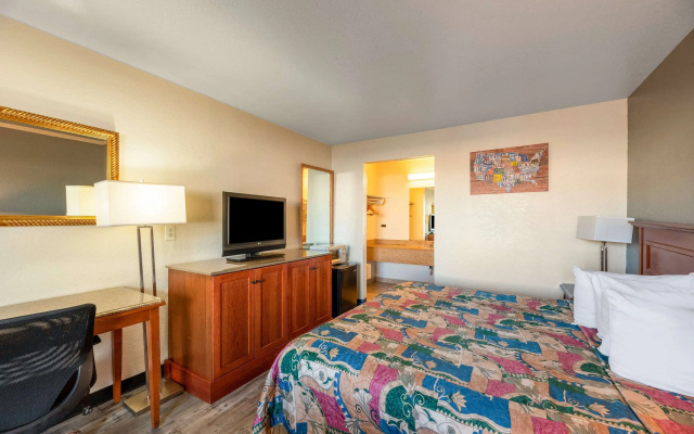 photo 5 of Econo Lodge Phoenix North I-17