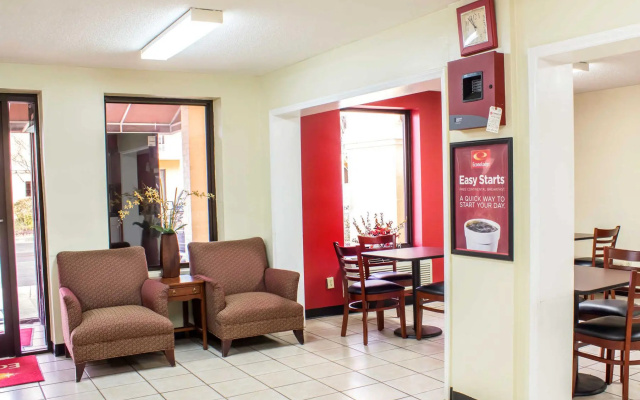 photo 2 of Econo Lodge Research Triangle Park